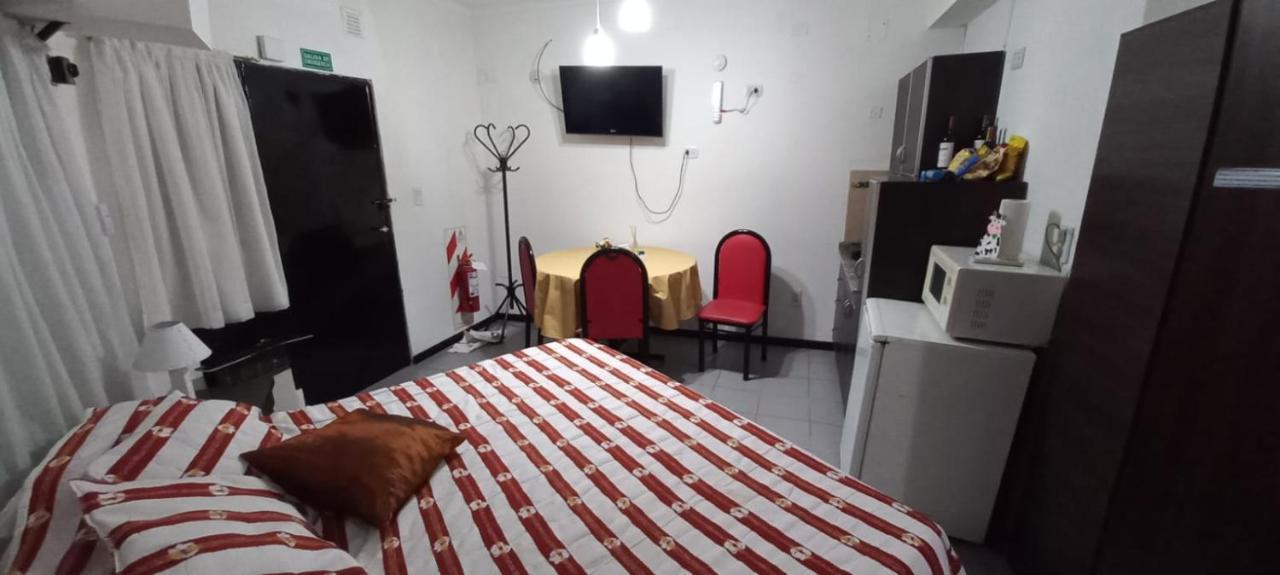 Apartamentos Willy - En Zona Residencial Con Estacionamiento Мендоса Экстерьер фото